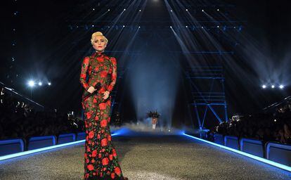 La voz de Lady Gaga puso banda sonora al desfile. La cantente eligió un espectacular vestido de la firma española YolanCris.
