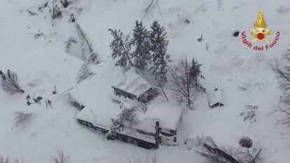 Imagen aérea del estado actual del hotel, tomada por los bomberos.