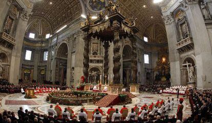 Un momento del consistorio, en el que ayer fueron proclamados 22 nuevos cardenales, entre ellos el espa&ntilde;ol Santos Abril y Castell&oacute;, en la bas&iacute;lica de San Pedro.