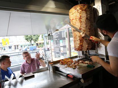 Un empleado prepara un kebap en un puesto en Berlín.