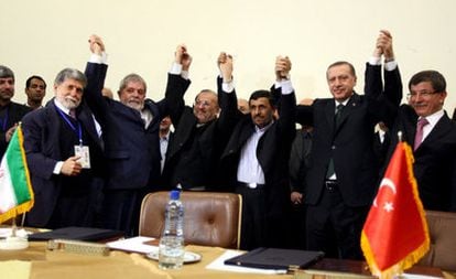 Luiz Inácio Lula da Silva, Mahmud Ahmadineyad, Tayyip Erdogan y los ministros de exteriores de Brasil, Irán y Turquía levantan las manos tras las firma del acuerdo nuclear en Teherán.