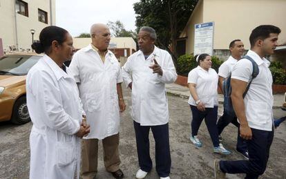 Médicos cubanos charlan a la entrada de un hospital en La Habana