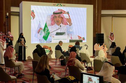 El ministro de Finanzas de Arabia Saudí, Mohammed al-Jadaan, interviene durante la cumbre, este domingo.