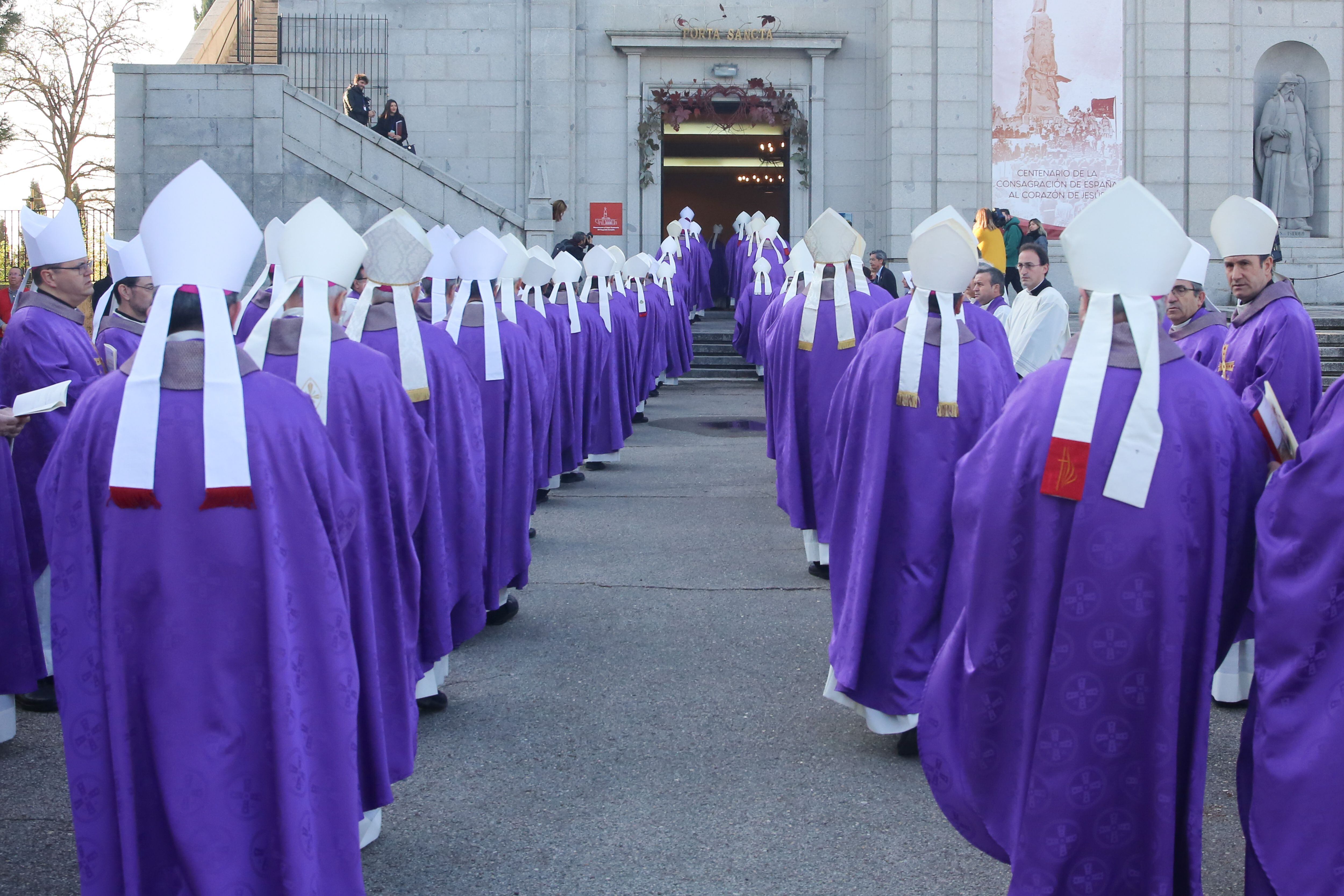 Los obispos españoles entran al madrileño Santuario del Sagrado Corazón del Cerro de los Ángeles en Getafe, en abril de 2019.