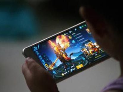 Un ni&ntilde;o jugando al videojuego de Tencent Honor de reyes, en Dezhou (China).