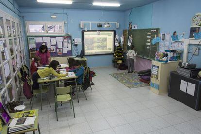 Cinco ni&ntilde;os, junto a la profesora en la escuela de El Cogul. 