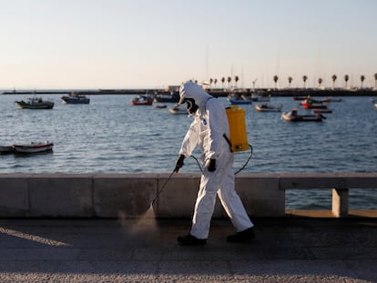 Desinfección del paseo marítimo de Cascais (Portugal).