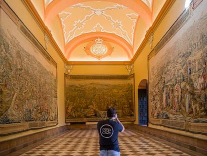Tres de los tapices de ‘La conquista de Túnez’, este miércoles tras su reparación en el Real Alcázar de Sevilla.