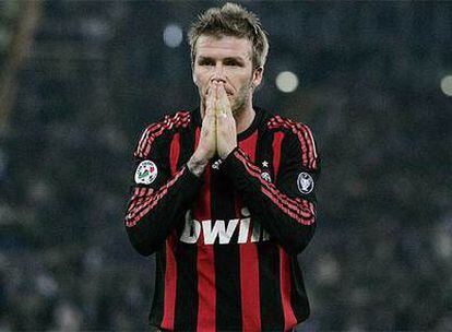Beckham se lamenta durante un partido con el Milan.