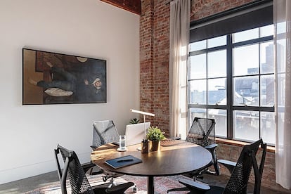 El Brooklyn más industrioso se reúne en los espacios comunes del Wythe Hotel.