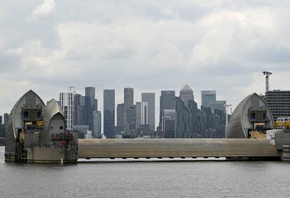 Barrera antiinundaciones del Támesis, con los rascacielos del distrito financiero Canary Wharf de fondo, en Londres.