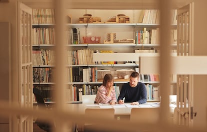 Los arquitectos Anna y Eugeni Bach, en su estudio.