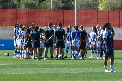 jugadoras del Real Sociedad hacen un corrillo antes del inicio de su partido contra el Atlético de Madrid, que finalmente no se disputó el pasado sábado por el parón de actividad de las árbitras.