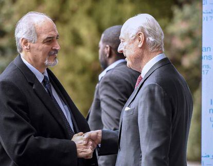 El delegado del r&eacute;gimen sirio, Bachar al Yafari (izquierda) saluda al mediador de la ONU, Staffan de Mistura.