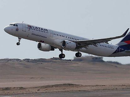 Fotografía que muestra a un avión de la aerolínea chilena Latam. 