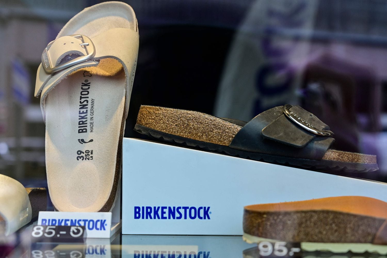 Un escaparate con sandalias Birkenstock en Berln.