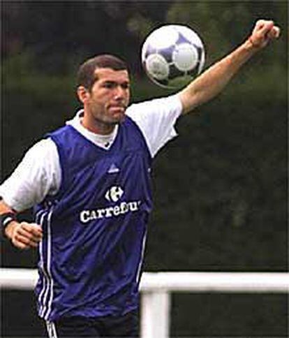 Zidane, en un entrenamiento con la selección francesa.
