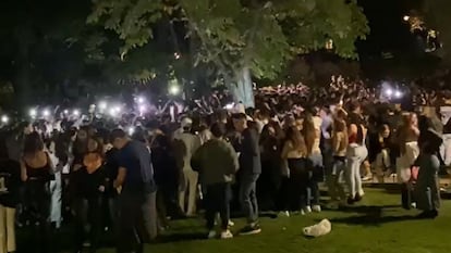 Cientos de jóvenes, sobre las nueve de la noche del sábado, haciendo botellón en el parque de Berlín.