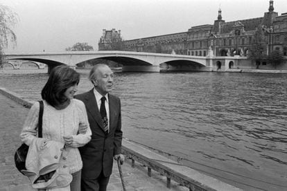 María Kodama y Jorge Luis Borges, durante un paseo en París en 1977.