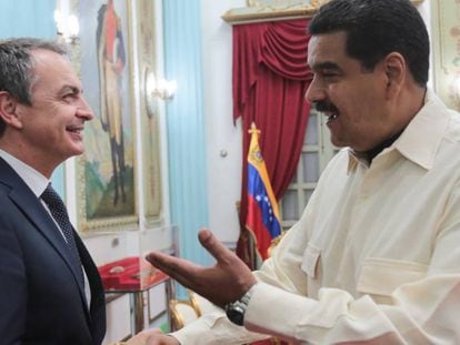 Zapatero saluda a Maduro, este martes en Caracas.