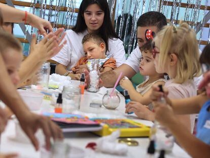 Los niños crean galaxias, durante una actividad organizada por la ONG Best Buddies en Pozuelo de Alarcón (Madrid).
