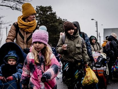 Refugiados ucranios tras cruzar la frontera con Rumanía, en Siret.