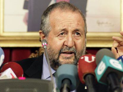 El presidente del PSdeG-PSOE y alcalde de Lugo, el socialista Jos&eacute; L&oacute;pez Orozco, durante la rueda de prensa 