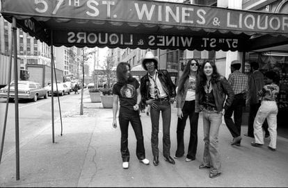 Thin Lizzy posan en Nueva York en 1977. De izquierda a derecha: Brian Robertson (guitarra), Phil Lynott (voz y bajo), Scott Gorham (guitarra) y Brian Downey (batería).  