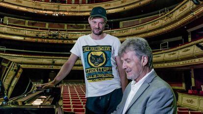 Eloy Arenas (al piano) y Eloy Azorín protagonizarán la clausura del Festival de Almagro. En la imagen posan en el Teatro de la Zarzuela (Madrid).