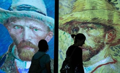 Visitantes en la exposición Van Gogh Alive, el pasado noviembre en Alicante. La muestra puede verse en Madrid hasta finales de febrero.