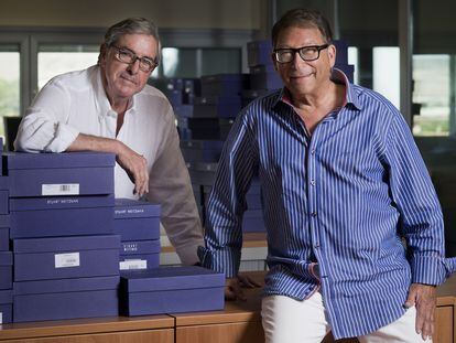 El empresario del calzado Stuart Weitzman (en primer plano) y Elías Jover, su proveedor de hormas, colaboran desde hace 45 años. 