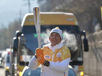 Pedro Andrés porta en Jeongseon la antorcha olímpica de los Juegos Olímpicos de Invierno de PyeongChang 2018.