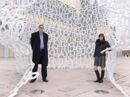 Hugh Forrest y Molly Barton, dentro de la escultura 'El alma del Ebro', de Jaume Plensa, en Zaragoza.