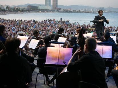 La platja de Sant Sebastià es va omplir per escoltar un concert de l'OBC.