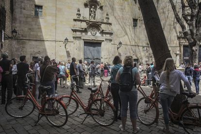 Els turistes també circulen amb bicicletes de lloguer al centre de la ciutat.