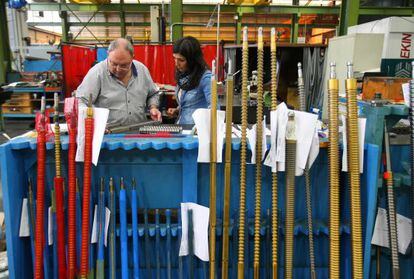 Trabajadores en las instalaciones de Ekin en Amorebieta.