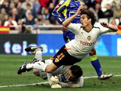 Aimar vuela sobre César en una jugada.
