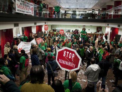 Docenas de miembros de PAH ocupan una sucursal del Banco Popular en Barcelona.