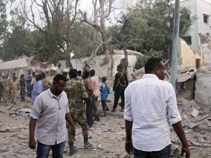 Fuerzas de seguridad y civiles, en el lugar de la explosi&oacute;n de uno de los coches bomba que han explotado este s&aacute;bado en Mogadiscio.