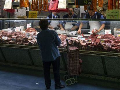 En la imagen, una carniceria en el mercado Maravillas en Madrid. EFE/Archivo