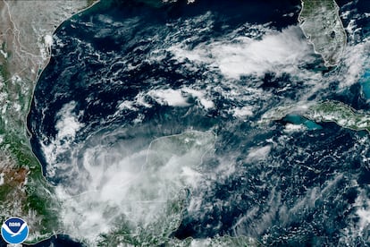 Imagen satelital de la tormenta ‘Karl’ sobre el territorio mexicano, tomada el 14 de octubre.