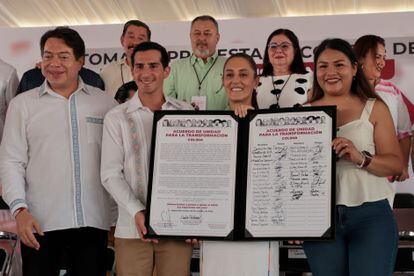 Claudia Sheinbaum con Romel Pacheco, durante la firma de un acuerdo de unidad en Colima (Estado de Colima), el 8 de octubre de 2023.