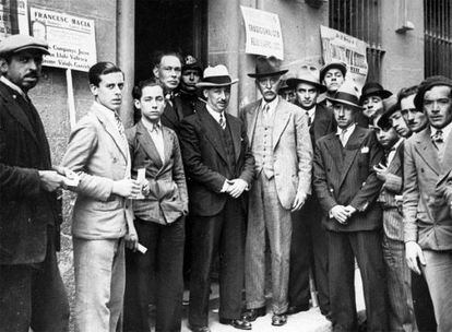 Companys (con sombrero blanco, en el centro) y Macià (con sombrero oscuro) en un acto electoral en Barcelona, el 12 de abril de 1931.