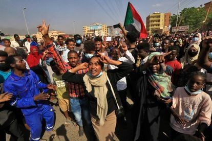 Un grupo de personas protesta en el centro de Jartum (Sudán), este lunes. 