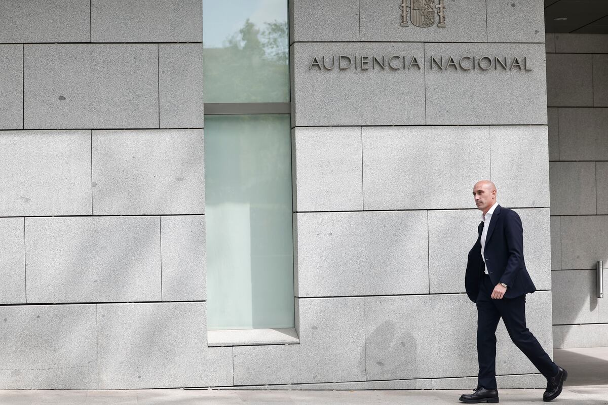 Luis Rubiales, del nuevo paso en el banco por el beso que no permitió a Jenni Hermoso |  Deportado