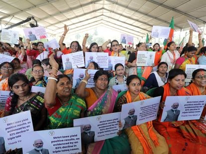 Activistas del Partido Bharatiya Janata (BJP) asisten a un mitin del primer Ministro indio, Narendra Modi, en Barasat, Bengala Occidental.
