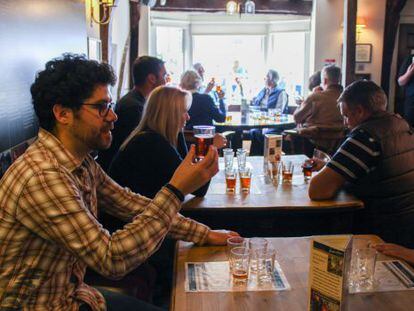 Cata de cerveza al final de la visita la fábrica de cerveza Shepherd Neame, en Faversham (Reino Unido).