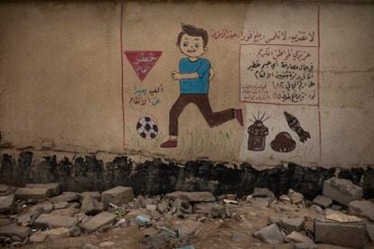 Un mural dibujado en las paredes de una escuela de primaria en Basora alerta a los niños de las minas y los restos de munición y explosivos abandonados. 