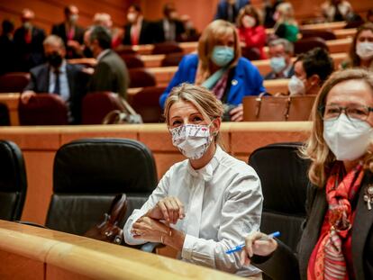 La ministra de Trabajo, Yolanda Díaz (izquierda), y la de Economía, Nadia Calviño, en el Senado en noviembre.