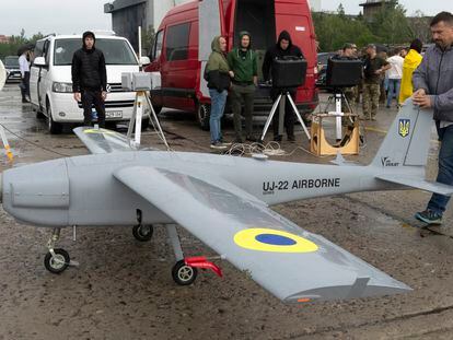 Un operario empuja un dron de fabricación ucrania UJ-22 Airborne, modelo que, según medios rusos, se ha utilizado en el ataque con aviones no tripulados contra Moscú del martes.